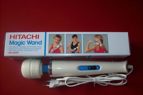 Vibrador masajeador Hitachi Magic Wand en su empaque, mostrando su uso y características, ideal para estimulación y masajes.